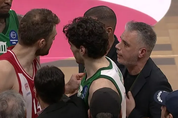 Έντονος διάλογος Βεζένκοβ και Κοντού πριν την είσοδο στη φυσούνα στο ημίχρονο