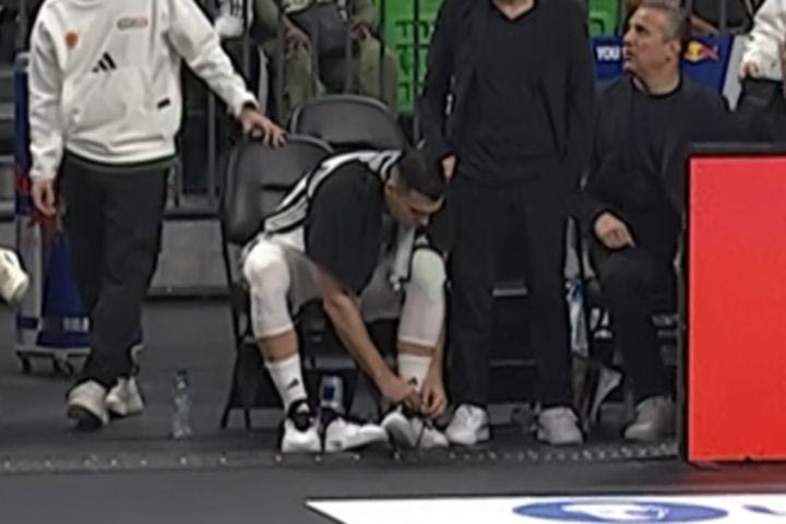 Ο Σλούκας άλλαξε παπούτσια λίγο πριν το τέλος της τρίτης περιόδου