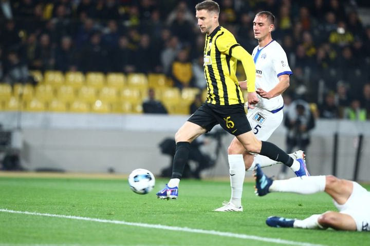 Σέντρα πάρε-βάλε του Πήλιου στον Βάργκα, ο Ούγγρος φορ δεν αστόχησε για το 3-0 της ΑΕΚ