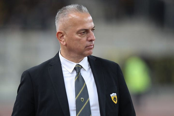 Ο Βασίλης Δημητριάδης στην Allwyn Arena πριν το παιχνίδι της ΑΕΚ με την Κηφισιά για φωτογραφίες και αυτόγραφα