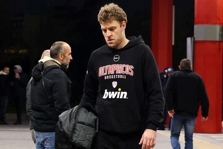 Ολυμπιακός: Τα VIDEOS του SPORT24 από την άφιξη των Βεζένκοβ και Μόρις στο ΣΕΦ