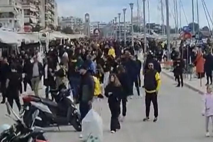 Βόλος – ΑΕΚ: Κιτρινόμαυρος χαμός, χιλιάδες φίλοι της Ένωσης έχουν κατακλύσει τον παραλιακό δρόμο