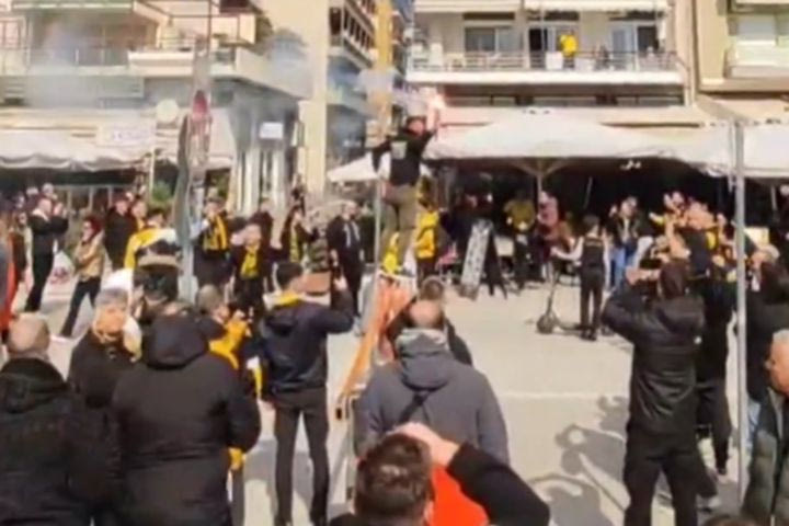 Τα VIDEO του SPORT24: Οι φίλοι της ΑΕΚ μετέτρεψαν σε κερκίδα τα καταστήματα της παραλιακής στον Βόλο