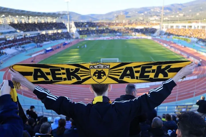 Η απόβαση των οπαδών της ΑΕΚ στον Βόλο – VIDEO από το γήπεδο και την πόλη