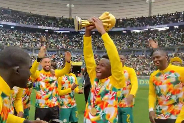 Οι παίκτες της Σενεγάλης παρέλασαν με το τρόπαιο του Κυπέλλου Εθνών Αφρικής εν μέσω αποθέωσης στο γεμάτο Σταντ ντε Φρανς