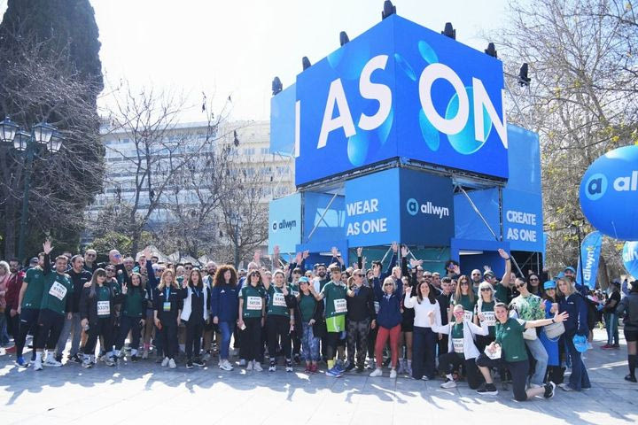 Περισσότεροι από 30.000 δρομείς έτρεξαν σαν ένα στον Ημιμαραθώνιο της Αθήνας (vid.)