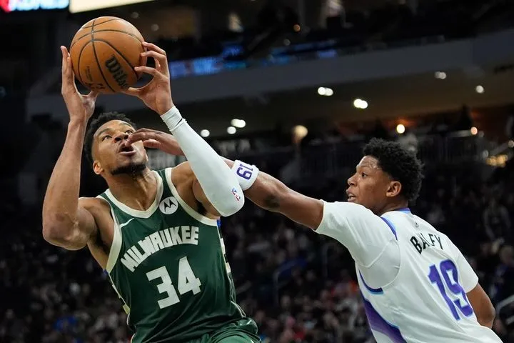 Γιάννης Αντετοκούνμπο: Τα highlights του greek freak κόντρα στους Τζαζ