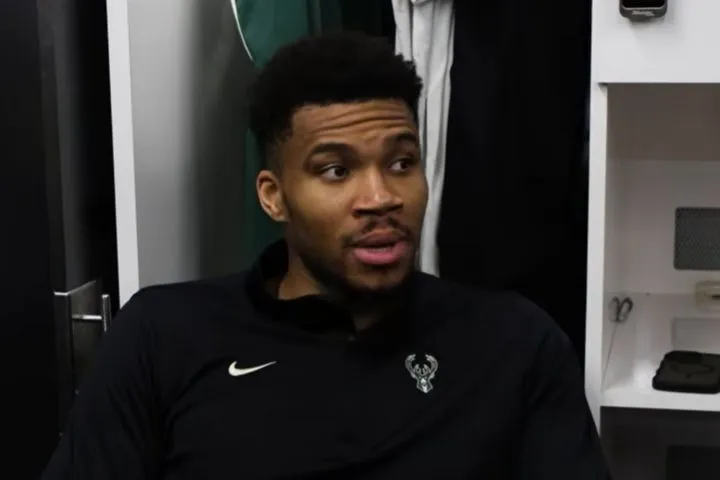 Αντετοκούνμπο: “Ήθελα να επιστρέψω στο παιχνίδι, αλλά μού είπαν ότι δεν αξίζει”