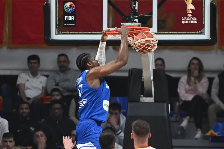 Το τρομερό κάρφωμα του Κώστα Αντετοκούνμπο, μετά από ασίστ του Τολιόπουλου