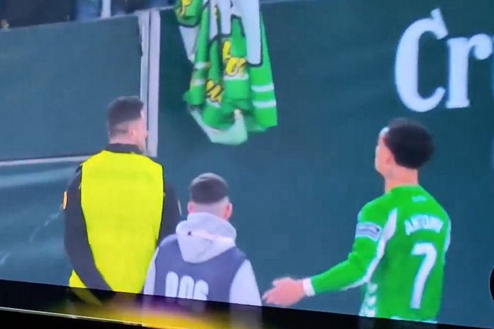 Έντονος διάλογος ανάμεσα στον Άντονι και τους οπαδούς της Μπέτις μετά το τέλος του ντέρμπι