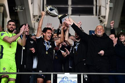 Η απονομή της Καλαμάτας για την κατάκτηση του Super Cup