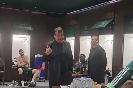 Η ομιλία του Εργκίν Αταμάν στα αποδυτήρια μετά τη νίκη του Παναθηναϊκού AKTOR και η αποθέωση στην άμυνα του Χουάντσο