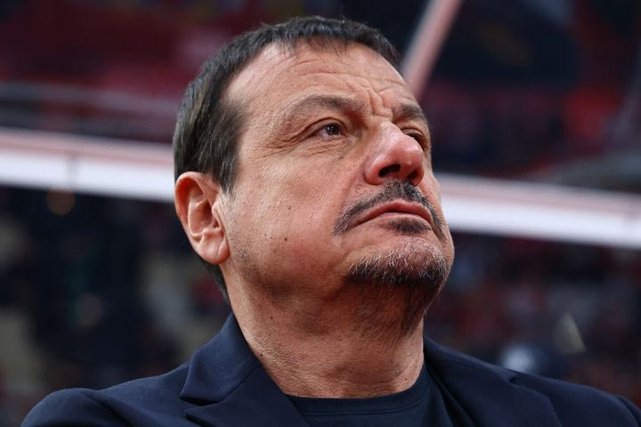 Με αποδοκιμασίες η είσοδος του Εργκίν Αταμάν στο ΣΕΦ