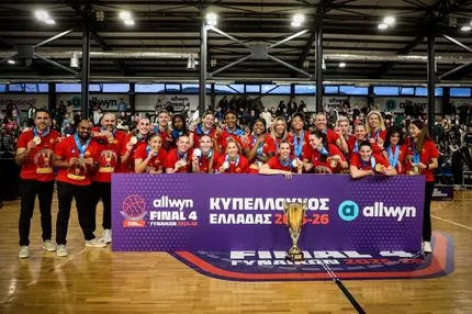 Η απονομή του τροπαίου του Allwyn Final 4 στον Αθηναϊκό