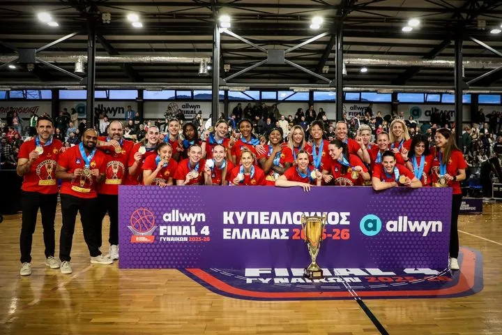 Allwyn Final 4: Η απονομή του Κυπέλλου Ελλάδας Μπάσκετ Γυναικών στον Αθηναϊκό