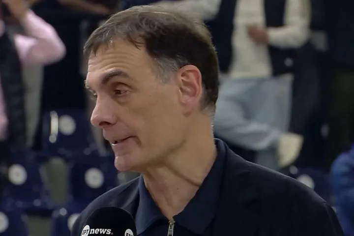 TO VIDEO με τα χυδαία συνθήματα κατά του Γιώργου Μπαρτζώκα κατά τη διάρκεια των δηλώσεών του στην κάμερα της ΕΡΤ