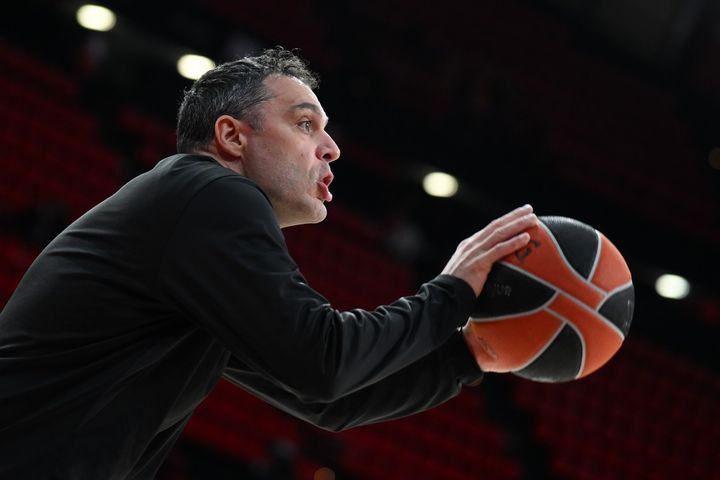 Ολυμπιακός – Μπασκόνια: Ο προπονητής των Βάσκων έκανε σουτάκια πριν το τζάμπολ του ματς