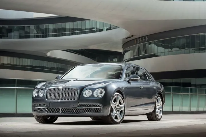 Αυτό είναι το πολυτελές "κτήνος" με το οποίο έφτασε στο T-Center ο Ματίας Λεσόρ