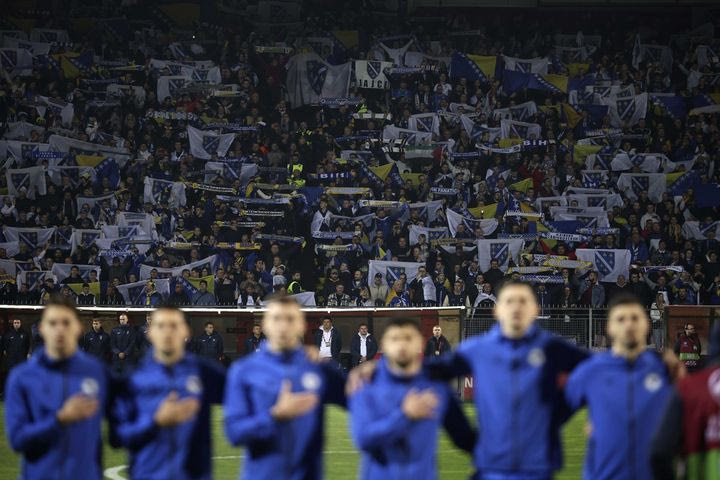 Τρέλα για μία θέση στο Μουντιάλ – Οπαδοί της Βοσνίας νοικιάζουν μπαλκόνια για τον τελικό των playoffs με Ιταλία