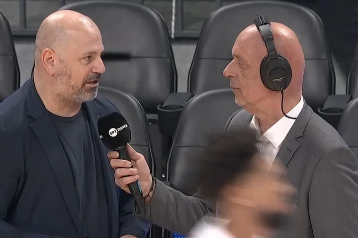 Παναθηναϊκός - Ολυμπιακός: Ο Μποζίκας διέκοψε τις δηλώσεις του στην ΕΡΤ όταν αποδοκιμάστηκαν Μπαρτζώκας - Φουρνιέ