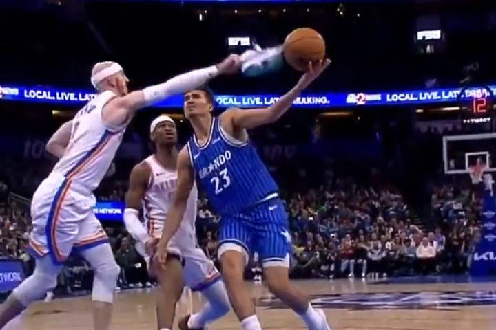 Απίθανο: Ο Καρούσο προσπάθησε να κόψει τον Ντα Σίλβα με το παπούτσι του