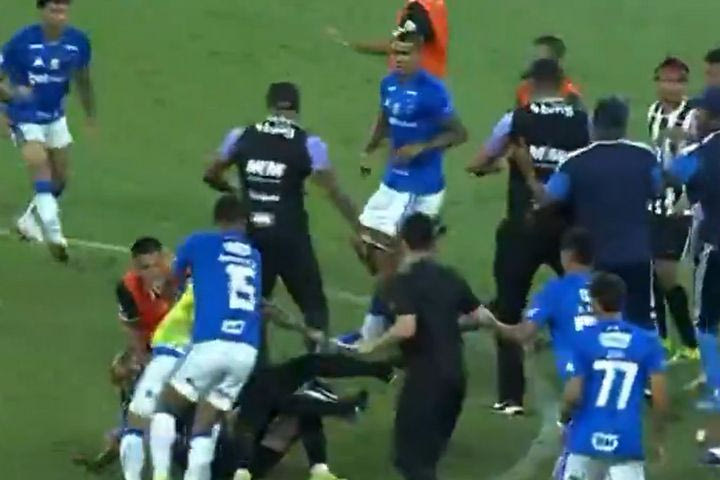 Η λέξη ροντέο είναι λίγη για να το περιγράψει: Πανικός στο Κρουζέιρο – Ατλέτικο με μπουνιές, κλωτσιές και 23 κόκκινες κάρτες