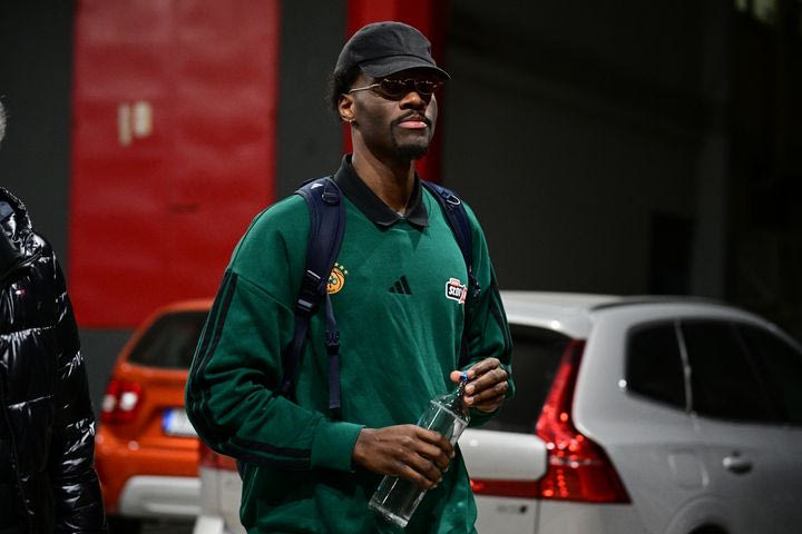 Ολυμπιακός – Παναθηναϊκός AKTOR: O Χέιζ-Ντέιβις έφτασε πρώτος στο ΣΕΦ από την “πράσινη” αποστολή