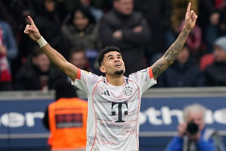 Ούτε με εννιά παίκτες δεν χάνει η Μπάγερν, δεν έφτασε το γκολ του Κουλιεράκη στη Βόλφσμπουργκ, νίκη για Ντόρτμουντ και Αϊντραχτ