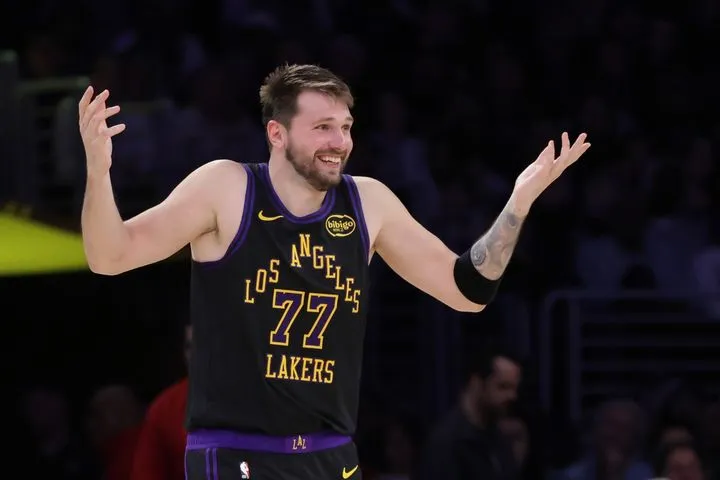 NBA: Ο διαστημικός Ντόντσιτς έβαλε 51 πόντους, άγγιξε το τριπλ-νταμπλ και οι Λέικερς νίκησαν τους Μπουλς