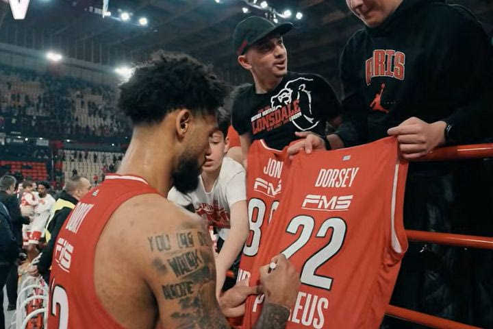 Η αποθέωση του Γιώργου Μπαρτζώκα και τα αυτόγραφα του Ντόρσεϊ στην παρακάμερα του Ολυμπιακός - Μπασκόνια