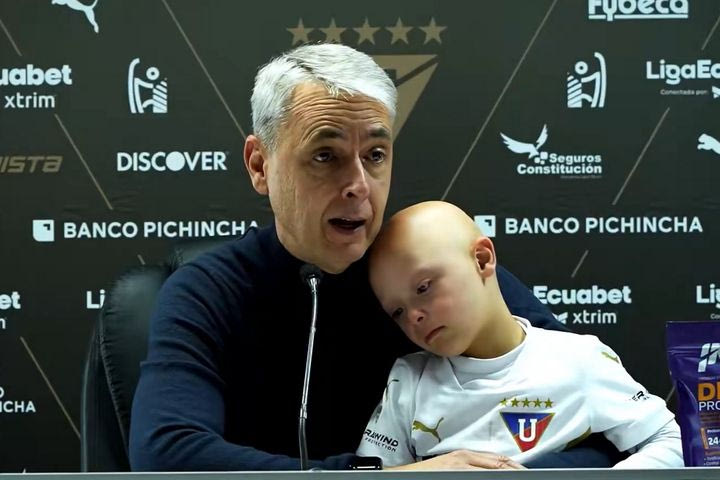 Συγκλόνισε Βραζιλιάνος προπονητής - Εμφανίστηκε στη συνέντευξη Τύπου με τον γιο του που έχει σύνδρομο Down: "Είμαστε όλοι ίσοι"