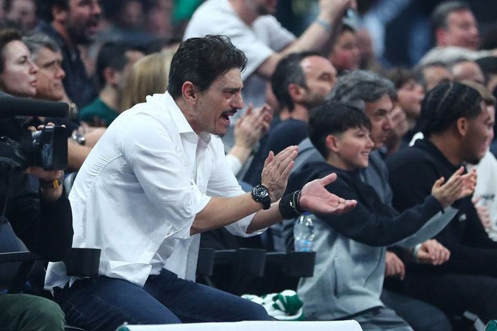 Παναθηναϊκός AKTOR – Ερυθρός Αστέρας: Κατέβηκε στα court seats του Telekom Center Athens ο Δημήτρης Γιαννακόπουλος