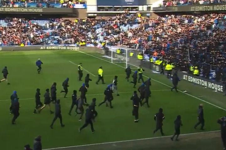 Επεισόδια μετά το Old Firm: Οι οπαδοί της Ρέιντζερς και της Σέλτικ εισέβαλαν στον αγωνιστικό χώρο