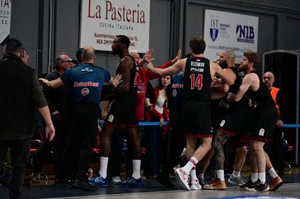 Η ποινή του Πανιωνίου για όσα συνέβησαν στο ματς με τον Ολυμπιακό - Πόσα πλήρωσε για τον οπαδό που ενεπλάκη στο επεισόδιο με Φουρνιέ