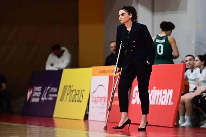 Ολυμπιακός – Παναθηναϊκός: Η Σελέν Ερντέμ στο ΣΕΦ με πατερίτσα και ψηλοτάκουνα