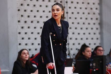 Η Ερντέμ δέχθηκε τεχνική ποινή επειδή διαμαρτυρήθηκε πετώντας την πατερίτσα στο παρκέ