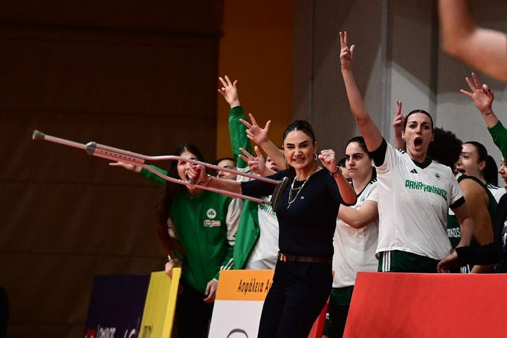 Ολυμπιακός – Παναθηναϊκός: Οι πανηγυρισμοί της Ερντέμ με την πατερίτσα στην παράταση