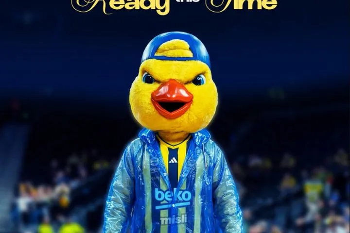 Η μασκότ της Φενέρμπαχτσε φόρεσε αδιάβροχο πριν τον αγώνα με τον Ολυμπιακό