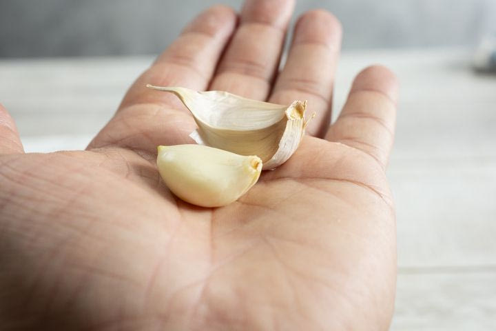 Το σκόρδο που όλοι υποτιμούν: Πώς επηρεάζει καρδιά, πίεση και άμυνα