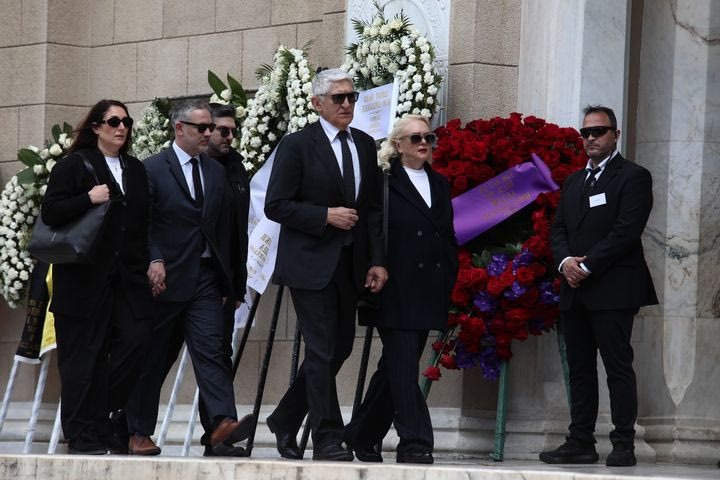 Συγκινημένος ο Παναγιώτης Γιαννάκης στην κηδεία της Μαρινέλλας