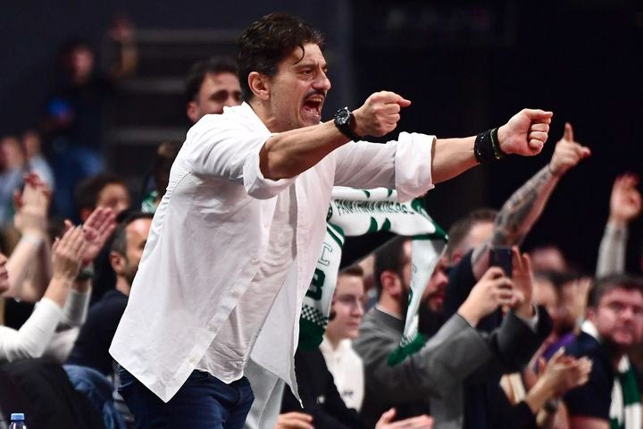 Ο Γιαννακόπουλος κατέβηκε στα αποδυτήρια στο ημίχρονο με τον Ερυθρό Αστέρα - "Μας έδωσε ενέργεια" είπε ο Γκραντ