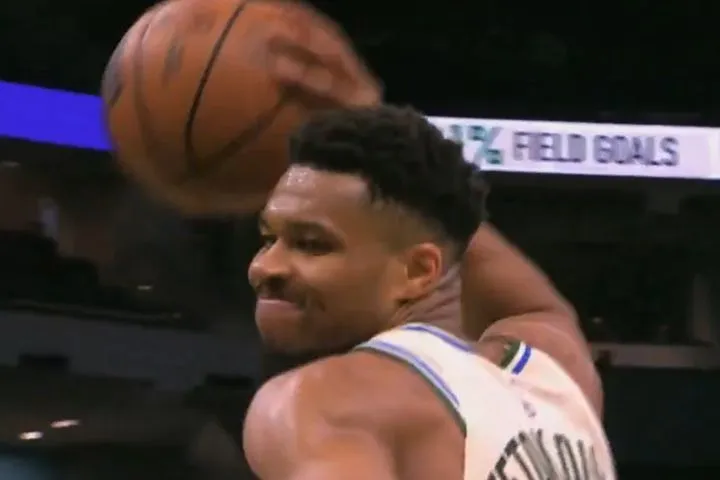 Εκνευρισμένος ο Γιάννης πέταξε την μπάλα και πήρε τεχνική ποινή