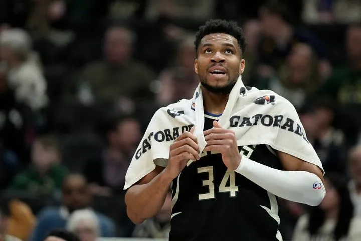 Νέος τραυματισμός για τον Γιάννη Αντετοκούνμπο: Αποχώρησε με πρόβλημα στο γόνατο, ενώ σφυροκοπούσε τους Πέισερς