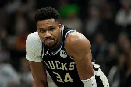 Οι Μπακς έκαναν 13 τις συνεχόμενες ήττες των Πέισερς και είδαν τον εξαιρετικό Γιάννη Αντετοκούνμπο να τραυματίζεται ξανά