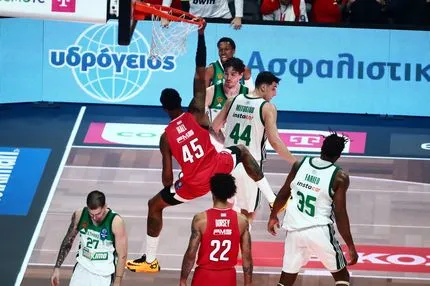 Μπουλντόζα Χολ: Τρία τρομερά καρφώματα από τον Αμερικανό σέντερ του Ολυμπιακού