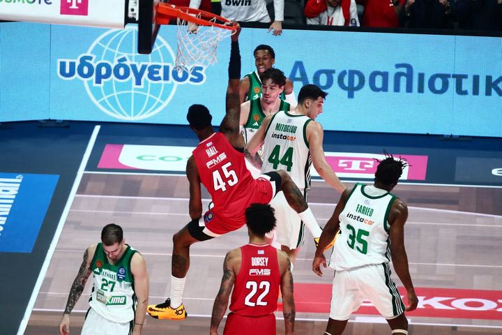 Παναθηναϊκός AKTOR – Ολυμπιακός: Μπουλντόζα Χολ – Τρία τρομερά καρφώματα από τον Αμερικανό σέντερ του Ολυμπιακού