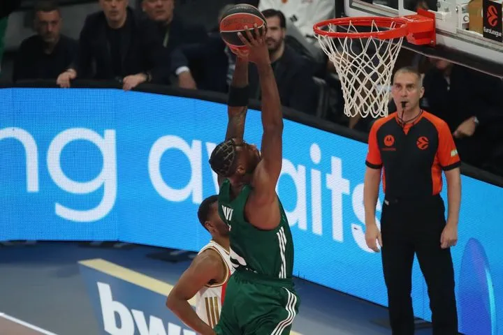 Παναθηναϊκός AKTOR – Ερυθρός Αστέρας: Υποδειγματική συνεργασία high-low Λεσόρ με Χέιζ-Ντέιβις, που κατέληξε σε δυναμικό κάρφωμα