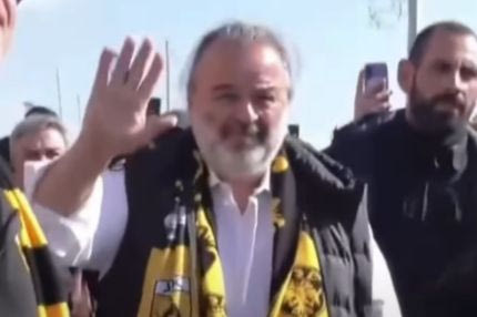 Ο Μάριος Ηλιόπουλος έκανε βόλτα στο λιμάνι του Βόλου όπου συναντήθηκε με φίλους της ΑΕΚ