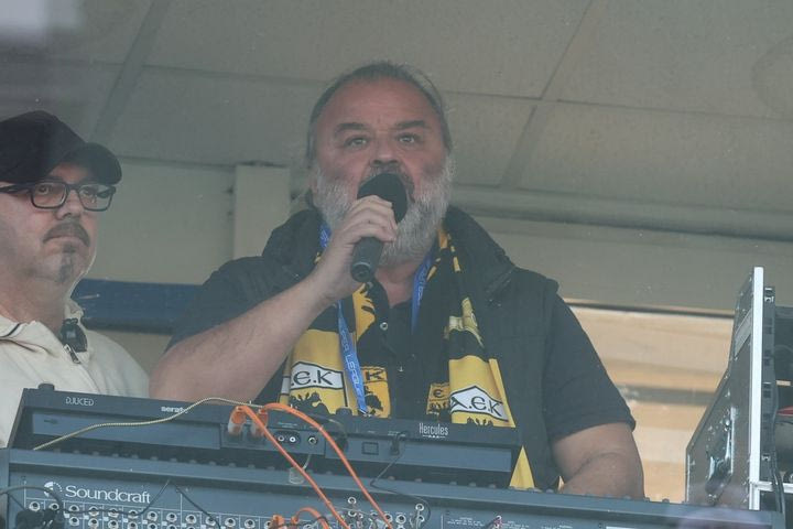 Ηλιόπουλος από τα μεγάφωνα του Πανθεσσαλικού: “Να μην πέσει ούτε ένα χαρτάκι, σήμερα γιορτάζει το ελληνικό ποδόσφαιρο”