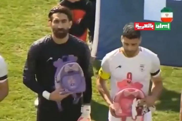 Με σχολικά σακίδια οι παίκτες του Ιράν στην ανάκρουση του εθνικού ύμνου